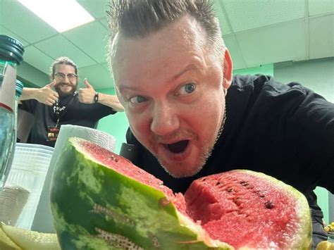 дядя Андрей подружился с арбузом!🍉 | Арбуз, Смешные фотографии ...