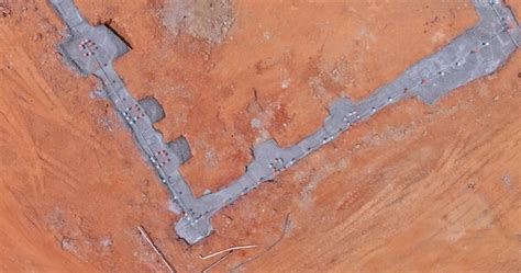 Строительство каркаса ленточной арматуры для железобетонного здания на ...