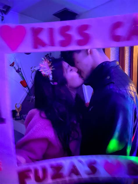 Kiss Cam | Fiesta de neón, Fotos de historia, Fotos borrosas