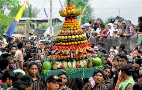 upacara adat  indonesia  penuh kontroversi