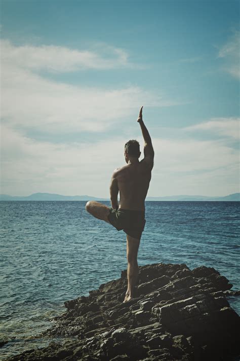 Images Gratuites : homme, plage, mer, côte, Roche, océan, horizon, la