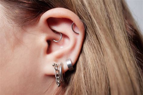 This Is How a Mid Helix Piercing Is Done - TatRing News