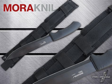 MoraKniv Pathfinder puukko, kokonaan mustalla terällä