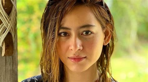 pesona laura theux bahagia umumkan kehamilan pertama