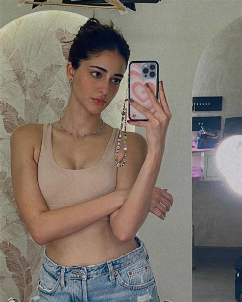 10+ Best Mirror Selfie Ideas for Perfect Mirror Selfies | Fotor