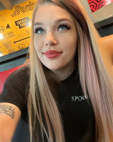 Nicole Larson🏁🏆 | Slide to the lefttt..now criss cross 🎶🤘 | Instagram